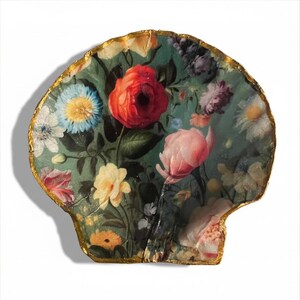 Muschelschale oder Schmuckschale. Große Jakobsmuschel in Serviettentechnik mit buntem Blumenmuster.