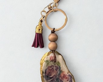 Decoupage-sleutelhanger Oyster met ontwerp met paarse en blauwe roos: handgemaakt cadeau, schelpkunst