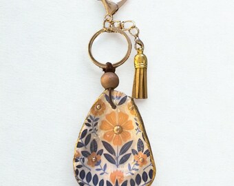 Decoupage Oyster-sleutelhanger met bloemdessin volkskunst: handgemaakt cadeau