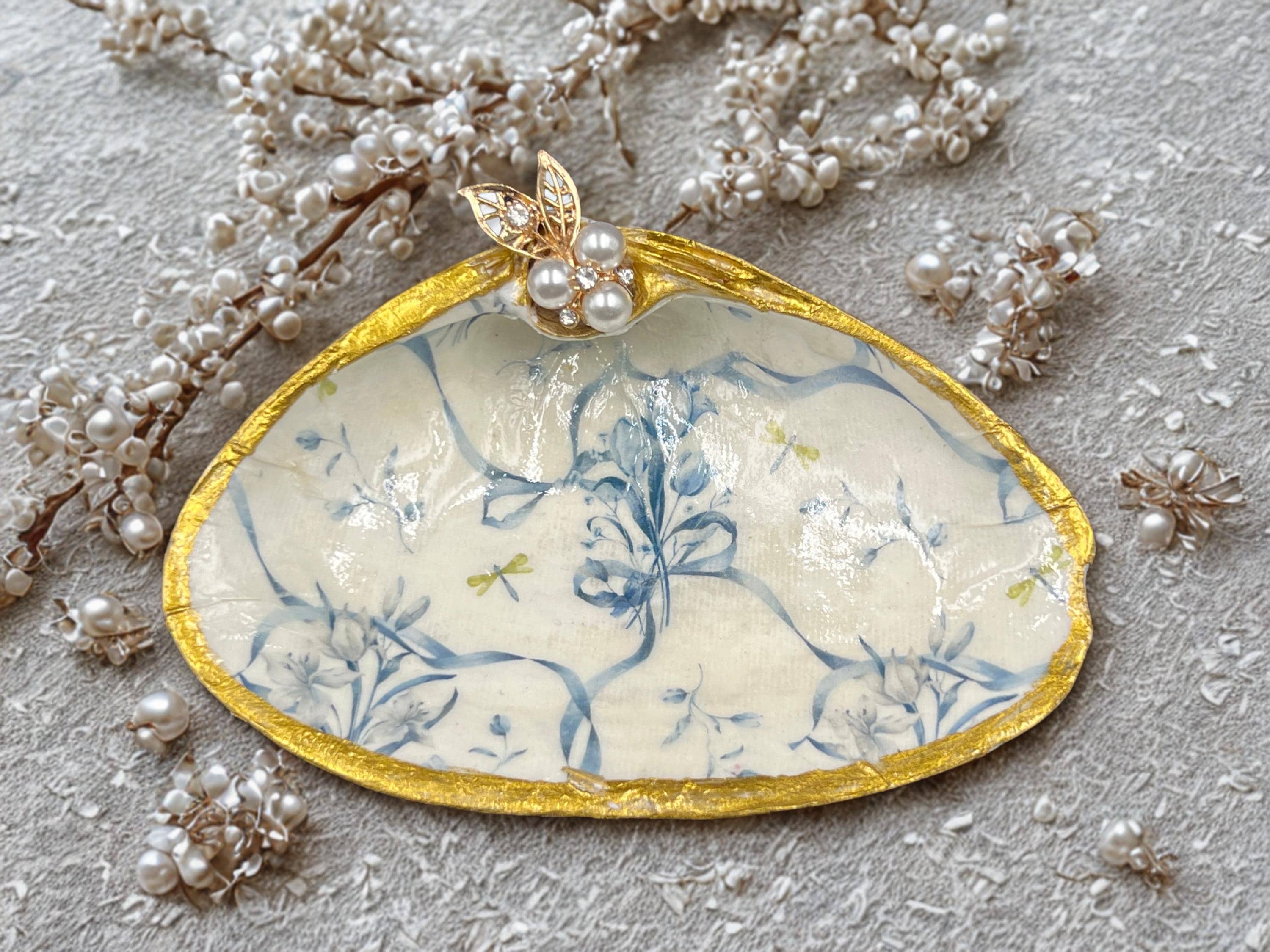 Decoupage Seashell: Bows, Dragonflies and Floral Design. Large Clam ...