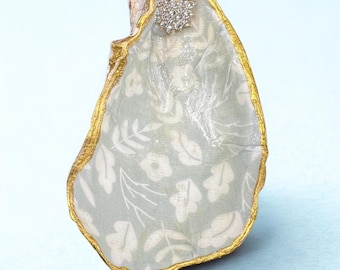 Decoupage oesterschaal met charmant licht salieontwerp: sieraden- en sleutelhouder.