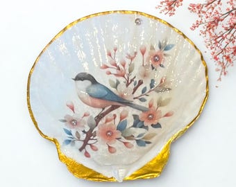 Portajoyas/plato de concha marina. Concha de vieira grande en decoupage con diseño de pájaros y flores.