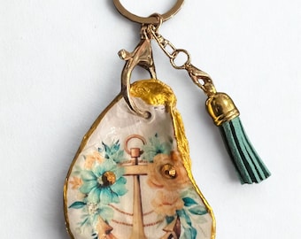 Zeeschelpsleutelhanger met grillig ankerontwerp. Handgemaakt cadeau, schelpkunst, oesters