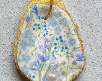 Decoupage oesterornament met charmant blauw en paars bloemdessin: handgemaakt cadeau, gunsten