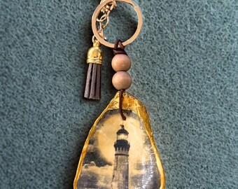 Decoupage Oyster-sleutelhanger met grillig vuurtorenontwerp.  handgemaakt cadeau, schaalkunst, gunsten