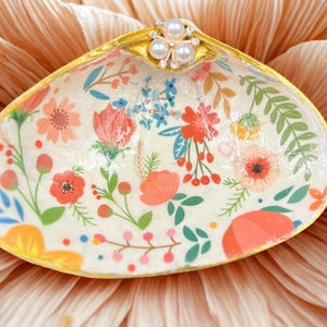 Decoupage Muschelkunst: Frühlingshaftes Blumenmuster. Große Muschel für Schmuckschale, Schmuckschale, handgemachtes Geschenk, Muschelkunst, Gunst