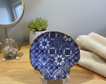 Zeeschelpkunst decoupage: blauw en wit patroon. Grote sint-jakobsschelp voor trinketschaal, sieradenschaal, handgemaakt cadeau, schelpkunst, gunsten