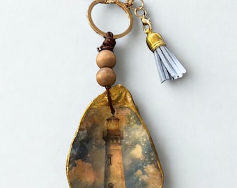 Decoupaged Oyster-sleutelhanger met grillig vuurtorenontwerp.  handgemaakt cadeau, schaalkunst, gunsten