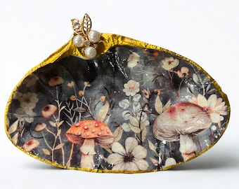 Grote schelpenschaal, sieradenschaal. Paddenstoelen- en bloemdessin: handgemaakt cadeau, schelpkunst, huwelijksbedankje.