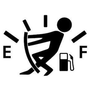 Può includere: Grafica in bianco e nero di un indicatore del carburante con una persona che lotta per spingere l'ago verso il segno del pieno. L'indicatore ha le lettere "E" e "F" su entrambi i lati, con un'icona della pompa di benzina.