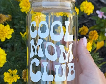 Glazen Cool Mom Club-beker met houten deksel en glazen rietje