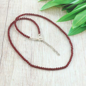 Collar de cuentas de rubí rojo natural / Delicado collar de piedras preciosas en bruto / Joyería de piedra natal de julio / Regalo para mujer