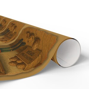 Op de afbeelding: Een vintage-stijl illustratie met een houten kist vol walnoten, samen met verspreide walnoten en gereedschap. De kist heeft tekst in een vreemde taal. Het kunstwerk is uitgevoerd in warme, aardse tinten, wat een rustiek of ouderwets thema suggereert.