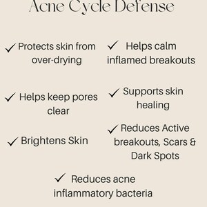 K&ouml;nnte beinhalten: Beige Grafik mit dem Text "Acne Cycle Defense" und Aufz&auml;hlungspunkten, die Vorteile auflisten: sch&uuml;tzt die Haut, beruhigt Ausbr&uuml;che, h&auml;lt die Poren sauber, unterst&uuml;tzt die Heilung, hellt die Haut auf und reduziert Aknebakterien, Narben und dunkle Flecken. Ein Cremetiegel und ein Kosmetikbeh&auml;lter sind abgebildet.
