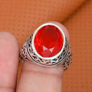 Ring i sterlingsilver med kuddslipad rubin, bezel-infattad statement-ring, oval signetring