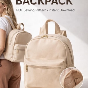 Könnte beinhalten: Beigefarbener Mini-Rucksack mit Reißverschluss-Vordertasche und oberem Griff. Das Bild enthält den Text "MINI BACKPACK" und "PDF Sewing Pattern • Instant Download". Die Tasche hat goldfarbene Hardware und eine kleine Innentasche.