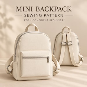 Op de afbeelding: Een naaipatroon voor een mini-rugzak met de tekst MINI BACKPACK SEWING PATTERN PDF CONFIDENT BEGINNER. De afbeelding toont twee off-white mini-rugzakken met voorzakken met rits, handvatten aan de bovenkant en verstelbare schouderbanden.