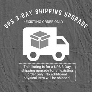 Könnte beinhalten: Eine Grafik mit einem weißen Lieferwagen-Symbol und einem grauen Karton auf dunkelgrauem, strukturiertem Hintergrund. Der Text lautet: UPS 3-DAY SHIPPING UPGRADE, *EXISTING ORDER ONLY, und This listing is for a UPS 3-Day shipping upgrade for an existing order only.