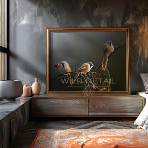 Könnte beinhalten: Ein gerahmter Druck mit drei kleinen Vögeln auf einem Ast mit einer roten Beere. Das Kunstwerk wird auf einem Holzschrank mit dekorativen Vasen ausgestellt. Der Text "THE WILD DETAIL" ist auf dem Druck sichtbar.
