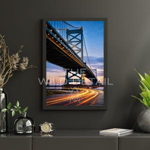 Puente Benjamin Franklin / Estelas de luz al atardecer / Lámina decorativa para pared de la ciudad