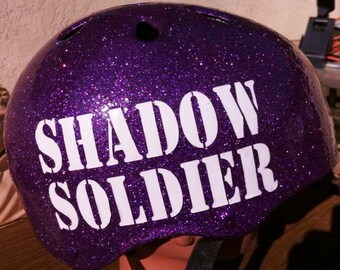 Calcomanía personalizada para casco deportivo con nombre, números, colores y estilo.