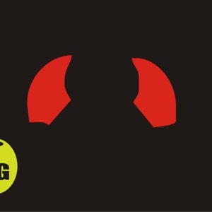 Puede incluir: Cuernos rojos de diablo sobre un fondo negro con un círculo amarillo que dice "Kg" en letras negras.