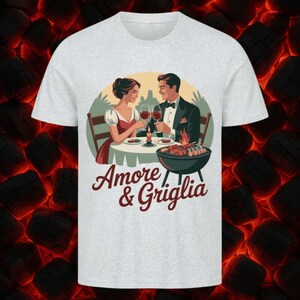 Könnte beinhalten: Hellgraues T-Shirt mit einer romantischen Illustration. Ein Paar stößt mit Weingläsern an einem Tisch mit Grill an. Der Text "Amore & Griglia" befindet sich unter der Illustration.