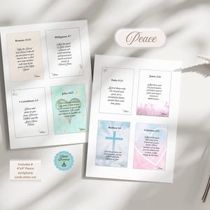 Op de afbeelding: Twee vellen met 10x7.6 cm bijbelverskaarten over vrede. Elke kaart heeft een pastelkleurige achtergrond en decoratieve elementen. Een kleine sticker en een bord met 'Vrede' zijn ook zichtbaar.