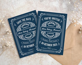 Może przedstawiać: Dwa granatowe zaproszenia ślubne z białym, ozdobnym tekstem. Na jednym widnieje napis "Save the Date", a na drugim "You're Invited!". Oba zawierają imiona, datę i szczegóły lokalizacji. Widoczna jest brązowa koperta.