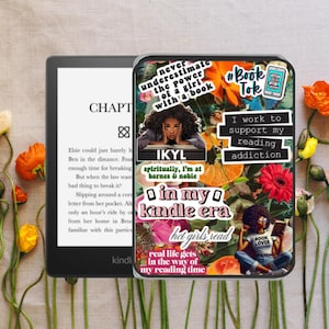 以下が含まれることがあります： 「#BookTok」や「I'm in my Kindle era」などのテキストが書かれたステッカーが付いた装飾ケースに入った電子書籍リーダー。電子書籍リーダーは本のページが開いています。オレンジ、黄色、白の花びらの花が背景にあります。