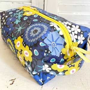 Medium Dopp Kit- Blue Field Flowers