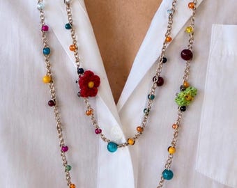 Collar largo de ganchillo estilo boho chic con cristales multicolores y flores hechas a mano. Sin níquel. BURUCOCCA. Hecho en Italia.