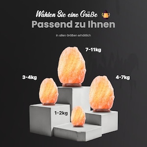 Peut inclure: Image de lampes de sel de l'Himalaya de diff&eacute;rentes tailles, allant de 1 &agrave; 2 kg &agrave; 7 &agrave; 11 kg. Les lampes sont de couleur orange chaud et reposent sur des socles en bois. Le texte en allemand indique "Choisissez une taille qui vous convient."