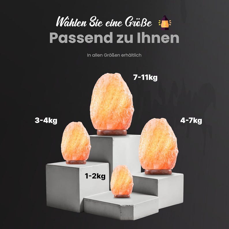 Peut inclure: Image de lampes de sel de l'Himalaya de diff&eacute;rentes tailles, allant de 1 &agrave; 2 kg &agrave; 7 &agrave; 11 kg. Les lampes sont de couleur orange chaud et reposent sur des socles en bois. Le texte en allemand indique "Choisissez une taille qui vous convient."