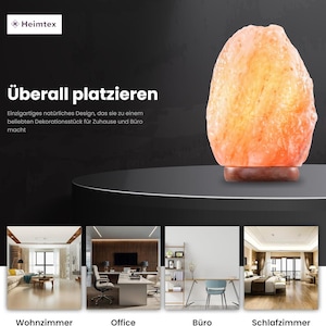 Peut inclure: Une lampe de sel de l'Himalaya avec une lueur orange chaude, pos&eacute;e sur une base sombre. La lampe est un design naturel et unique. Le texte sur l'image se lit "&Uuml;berall platzieren" et "Einzigartiges nat&uuml;rliches Design, das sie zu einem beliebten Dekorationsst&uuml;ck f&uuml;r Zuhause und B&uuml;ro macht."
