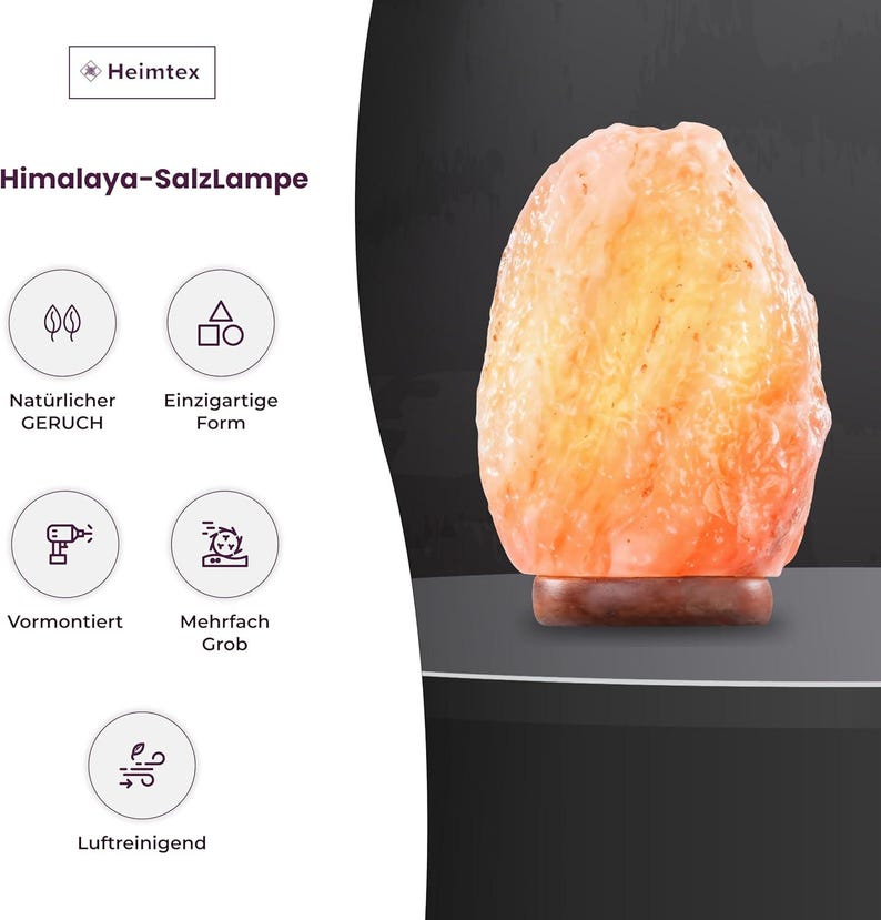 Peut inclure: Lampe de sel de l'Himalaya &agrave; la texture naturelle et rugueuse. La lampe d&eacute;gage une lueur orange chaude et repose sur une petite base en bois marron. L'image comprend le texte "Heimtex" et "Himalaya-Salzlampe".