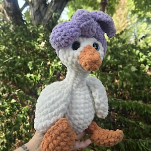 Peluche en forme d&#39;oie au crochet avec bandeau personnalisé | Animal en peluche fait main | Oie mignonne en peluche | Cadeau animal de la ferme | Peluche nostalgique | L&#39;oie idiote