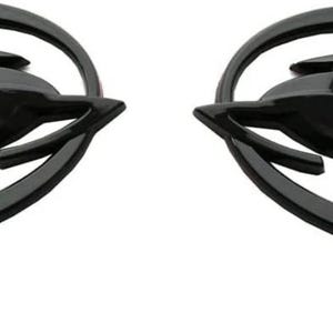 Könnte beinhalten: Zwei schwarze Impala-Embleme, jeweils mit einem springenden Gazellen-Motiv in einem stilisierten ovalen Rahmen. Die Embleme sind glänzend und scheinen aus einem haltbaren Material gefertigt zu sein, das für Automobilanwendungen geeignet ist. Das Design ist symmetrisch.