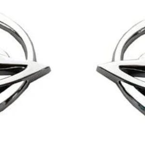 Op de afbeelding: Twee chromen Impala-emblemen. Elk embleem toont een springende gazelle in een ovale lijst. De emblemen hebben een glanzend, reflecterend oppervlak en zijn ontworpen met een strakke, moderne esthetiek. De achtergrond is effen wit.