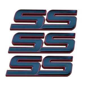 Könnte beinhalten: Satz von sechs glänzenden schwarzen und roten SS-Emblemen. Jedes Emblem hat ein stilisiertes "SS"-Design mit schwarzem Finish und roter Umrandung. Die Embleme sind wahrscheinlich für den Automobilbereich bestimmt.
