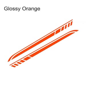 Op de afbeelding: Glanzend oranje autostreepstickers met witte accentlijnen en een gestreept ontwerp aan de uiteinden. De tekst "Glossy Orange" wordt bovenaan de afbeelding weergegeven. Deze stickers zijn ontworpen voor voertuigen.