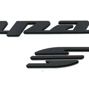 以下が含まれることがあります： 黒色のインパラSSエンブレム。「Impala」の文字が、スタイリッシュなフォントで「SS」の上に配置されています。文字は太字のサンセリフ体です。エンブレムはマットブラックです。