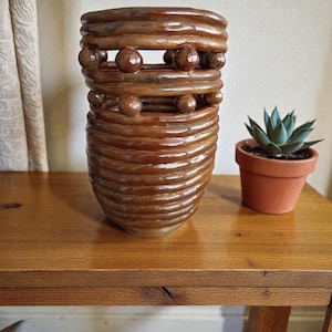 Handgjord spiralformad keramisk vas - Rustik brun keramik - Skulptural konstvas - Unikt verk