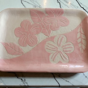 Bandeja de cerámica para servir – Plato floral rosa – Plato apto para alimentos pintado a mano