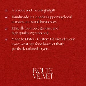 Op de afbeelding: Rode achtergrond met witte tekst. De tekst luidt: "Een uniek en betekenisvol cadeau. Handgemaakt in Canada. Ethisch verkregen, echte kristallen. Op maat gemaakt." De merknaam "ROUTE VELVET" staat onderaan.