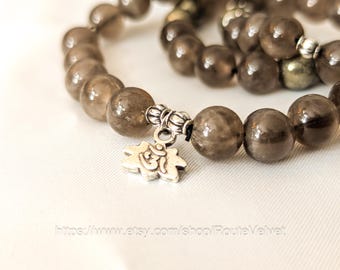 Pulsera de cuarzo ahumado natural para conexión a tierra - 3 diseños únicos - Detalles de pirita y loto Om - Protección + Alivio del estrés - Ajuste personalizado