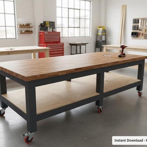 Op de afbeelding: Een grote, rechthoekige werkbank met een bovenblad van slagerijblok en een onderste plank. Het frame is zwart en de werkbank heeft rood geremde wielen. Een boor en een meetlint liggen op het oppervlak. De tekst "Instant Download - PDF Plans" is inbegrepen.