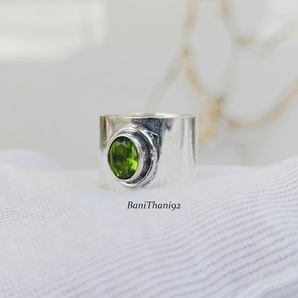 Anillo ancho de plata de ley con peridoto hecho a mano, joyería llamativa de estilo bohemio.
