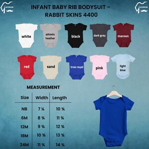 Op de afbeelding: Baby rib bodysuit in diverse kleuren, waaronder wit, zwart en koningsblauw. De afbeelding toont een maattabel met afmetingen in cm. De tekst luidt "Rabbit Skins 4400".