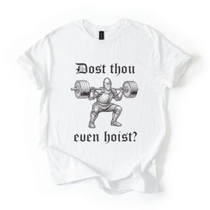 Op de afbeelding: Wit T-shirt met een zwarte afbeelding van een ridder die een halter heft. De tekst "Dost thou even hoist?" staat erboven en eronder. Het shirt heeft een ronde hals en korte mouwen.